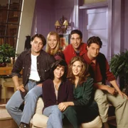 (V.li.) Joey (Matt LeBlanc), Phoebe (Lisa Kudrow), Monica (Courtney Cox), Ross (David Schwimmer), Rachel (Jennifer Aniston) und Chandler (Perry Matthew) treffen sich am liebsten in einem Cafe in New York, um dort ihre Probleme und Problemchen in aller Ausführlichkeit zu besprechen.