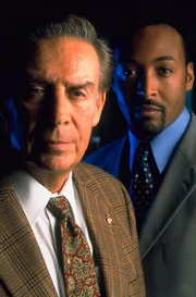 Detective Lennie Briscoe (Jerry Orbach, li.) und Detective Edward Green (Jesse L. Martin) müssen den Entführer von Affen aus einem Versuchslabor auf die Spur kommen. Denn während der Entführung konnte einer der mit Aids-Viren infizierte Affen entkommen. Er hat einen Forscher gebissen, der durch ein allergischen Schock gestorben ist.