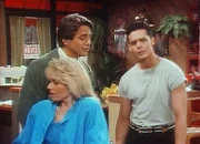 Tony (Tony Danza, M.) erklärt Al (William Gallo, r.), wie man sich benimmt, während Angela (Judith Light, l.) eine Kundin mimt.