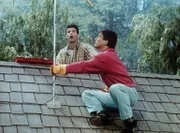 Der Schwiegersohn (Curnal Achilles Aulisio, l.) folgt Tony (Tony Danza, r.) aufs Dach.