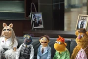 Die Muppets (v.l.n.r.) Miss Piggy, Gonzo the Great, Walter, Scooter und Fozzie Bear legen sich ins Zeug, um das Comeback des Jahres auf die Beine zu stellen. Ob die zwei Tage Vorbereitung dafür reichen werden?