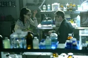 Cosima (Tatiana Maslany, l.) überwacht Ethan Duncan (Andrew Gilles, r.) dabei, wie er die fehlende, künstliche, genetische Sequenzierung neu zusammenfügt.