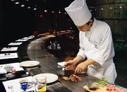 Japanischer Koch bei der Arbeit: (Copyright SRF/NZZ Format)