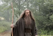 Nach fünfzigjährigem Schlaf kehrt der Zauberer Merlin (Sam Neill) nach Camelot zurück. Doch dort ist nach dem Tod von König Artus das Chaos ausgebrochen...