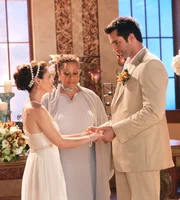 Geben sich das Ja-Wort: Coop (Victor Webster, r.) und Phoebe (Alyssa Milano, l.) ...