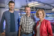 Im Quarantänebereich des Aquariums untersucht Tierarzt Jan Wolters (Mi.) neu angelieferte Zierfische. Die "Xenius"-Moderatoren Emilie und Adrian erfahren, dass die meisten Tiere aus Wildfang stammen und deswegen Parasiten aufweisen.