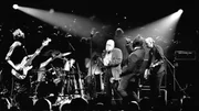Die experimentierfreudigen Mitglieder von "Oxbow" aus San Francisco mit Peter Brötzmann (M) auf der Bühne.