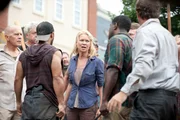 Andrea (Laurie Holden, Mitte) versucht die Menschen von Woodbury zu beruhigen..