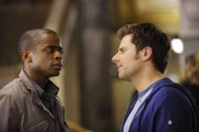 Shawn (James Roday, re.) und Gus (Dulé Hill) untersuchen den Todesfall eines jungen Gigolos. Erstaunt finden die beiden heraus, dass es tatsächlich eine Schule für Männer gibt, die sich auf die Ausbildung von Liebhabern wohlhabender Damen spezialisiert hat. Doch finden sie dort auch den Mörder?