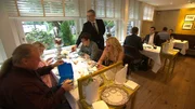 Eine Herausforderung des Restaurantleiters Thomas, der sowas wie die Dietrichs noch nie erlebt hat. Als Jürgen seine Butterbrotdose rausholt, geht Thomas das entschieden viel zu weit.