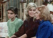 Angela (Judith Light, M.) versucht, Mona (Katherine Helmond, r.) und Samantha (Alyssa Milano) aufzuheitern.