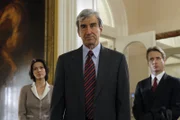 Die Spuren im Mord an einem prominenten Geschäftsführer einer Wohltätigkeitsorganisation führt die Staatsanwälte McCoy (Sam Waterston, Mi.), Rubirosa (Alana De La Garza, li.) und Cutter (Linus Roache) bis zur Frau des Gouverneurs.