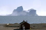 MDR Fernsehen IM TIEFFLUG ZUM NORDPOL, am Samstag (30.03.13) um 13:30 Uhr.
Ein Eisberg bei Qeqertarsuaq bricht in sich zusammen
(Foto für alle 4 Teile verwendbar)