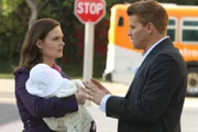 Booth (David Boreanaz) bleibt nichts anderes übrig, als sich schweren Herzens von Brennan (Emily Deschanel) und Baby Christine zu verabschieden.
