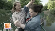 Saskia (18) trifft sich im Park mit Peter, der ihr Geld für eine Nacht mit ihr geben will. Sie überlegt es sich aber anders und wird von Peter bedrängt.