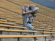 Berkeley, CA, USA: Kurt Amundson in HULC suit with weighted backpack & shield on stairs.(Photo Credit: © Rhys Thomas) Dokupedia_Der_Super_Hightech_Mann_03
