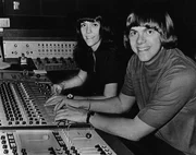 ETATS-UNIS - MARS 01 : Photo de CARPENTERS et Richard CARPENTER et Karen CARPENTER ; Karen Caprenter et Richard Carpenter à la table de mixage du studio d'enregistrement (Photo par Jim McCrary/Redferns)