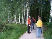Prof. Harald Lesch (links) in Bad Bayersoien mit Steady-Kameramann Stefan Nöbauer, Regisseur Alfons Schön (rechts) und Aufnahmeleiter Andreas Jörs.
