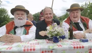 Holger Weinert (Mitte) mit den Wildecker Herzbuben bei der Abfahrt in Vacha.