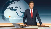 Claus Kleber vor einem der fünf sich drehenden Globen, die künftig das Erscheinungsbild des heute journal prägen werden. (02/11).
