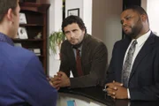 Die Detectives Lupo (Jeremy Sisto, Mi.) und Bernard (Anthony Anderson, re.) befragen Gavin Peters (Paul A. Schaefer).