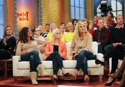 Britt (vorne r.) diskutiert mit ihren prominenten Gästen darüber, wann für Frauen das richtige Alter ist, ein Baby zu bekommen. Mit 20, 30, 40 oder gar 50? Soraya Lewe-Tacke (l.) und Lisa Bund (M.) ...