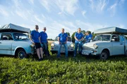 Die Idee zu dieser außergewöhnlichen Tour stammt von Katrin (2.v.re.). Patenkind Fynn (re.) ist Katrins Beifahrer, in einem weiteren Trabant sitzt Katrins guter Freund Matthias (2.v.l.) mit Sohn Luka (li.). Die Truppe komplett macht Enrico (mi.) in seinem Trabant Kombi.
(Fotos können für alle Folgen verwendet werden: Folgen am 27.08./28.08./29.08./30.08. und 1.09.)