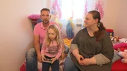 Ricardo und Stefanie (r.) mit Jodie im Kinderzimmer
