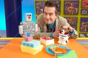 Mister Maker zeigt Vorschulkindern, wie man aus ganz normalen Haushaltsgegenständen und altem Krimskrams tolle Sachen gestalten kann.