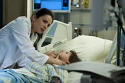 Alex (Erica Durance, l.) kümmert sich um einen kleinen Jungen (Jake Goodman, r.), dessen Symptome ihr Rätsel aufgeben. Während es dem Kind immer schlechter geht, sucht sie fieberhaft nach einer passenden Diagnose.