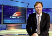 ARD/WDR SPORTSCHAU, samstags von 18.10 - 19.40 Uhr im Ersten Gerhard Delling moderiert ab 2. August 2003 die ARD- Sportschau mit Bundesliga-Fußball am Samstagabend. © WDR/NDR (Montage Dagmar Fleck), honorarfrei - Verwendung nur im Zusammenhang mit genannter WDR-Sendung und bei Nennung "Bild: WDR/NDR".(S2) WDR-Pressestelle/Bildredaktion (0221)220 -2408 oder -4405 Fax -8471
