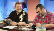 Moderator Jürgen von der Lippe mit Gast Jochen Malmsheimer (r)