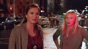 Die Detectives Olivia Benson (Mariska Hargitay, l.) und Amanda Rollins (Kelli Giddish) werden zu einem Autounfall gerufen. In der demolierten Limousine befinden sich ein älterer Mann und eine Prostituierte. Was ist passiert?