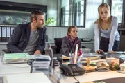 Die aufgeweckte 10-jährige Mia (Lena Meyer, M) hat den Mord gemeldet. Ihr Vater Mark Koppolt (Benjamin Braun) und Nadeshda Krusenstern (Friederike Kempter) verstehen sich bestens.