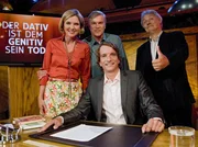 Bastian Sick, Journalist und Bestseller-Autor, präsentiert seine erste eigene Fernsehshow: Das Beste aus seinem Bühnenprogramm, kombiniert mit Sketchen, hochkarätigen Gästen und einem kleinen "Deutsch-Quiz". - Bastian Sick (vorn) mit seinen Gästen v.l.n.r. Susanne Pätzold, Jochen Busse und Konrad Beikircher.