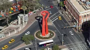 Die abstrakte Skulptur "The Torch of Friendship" steht in Downtown San Antonio, Texas .