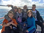 Familie Peuler beim Whale Watching (v.l.): Dan, Susan, Andreas zwischen den Zwillingen Antonia und Santana, Tom.