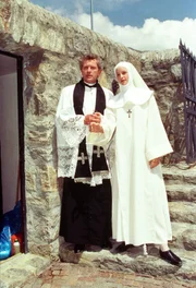 Miroslav Nemec (Pater Don Alfieri), Lara Joy Körner (Anna Belchieri).