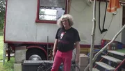 Heiko ist Clown von Beruf - der Zirkuswagen auf dem Campingplatz ist sein fester Wohnsitz.
