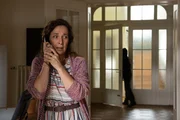 Als Sabine Schott (Clelia Sarto) die Leiche ihrer Schwester findet, ist sie so aufgelöst, dass sie nicht bemerkt, wie sich eine verdächtige Person aus der Wohnung schleicht.