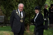 (v.l.n.r.) Michael Gambon als Howard Mollison,  Julia McKenzie als Shirley Mollison