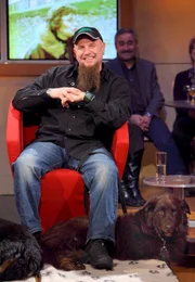 Holger Schüler, Tiertrainer und Hundeversteher mit seinen Hunden Falk und Siska.