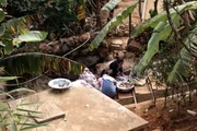 Frauen am Kleider waschen in Kongthong