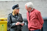 Melanie (Sanna Englund, l.) befragt den benachbarten Blumenhändler (Volkert Kraeft, r.) zu dem Überfall auf den Juwelier.