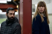 Victoria (Birgitte Hjort Sørensen) versteckt Oskars Jacke in einer Toilette von einem Kiosk.