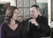 Viele offene Fragen: Julia Bremermann als Cornelia Brahms, Rudolf Kowalski als Hauptkommissar Stolberg (Copyright SRF/ZDF/Martin Valentin Menke)