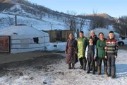 Das Leben der Nomaden ist im mongolischen Winter hart: die zwölfjährige Delgertsetseg mit ihrer Familie, die traditionell in Jurten lebt.