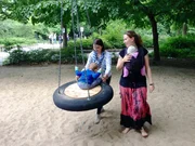 Mit Tochter Alice besucht Elisabeth (r.) Tamara und deren Sohn Raphael.