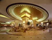 Ca. 12.000 Arbeiter waren rund um die Uhr im Einsatz, um das Luxus-Hotel Emirates Palace in Abu Dhabi in Rekordzeit von nur 40 Monaten zu erbauen.