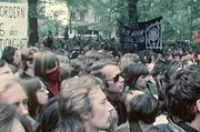 Das Jahr 1976 – in Ost-Berlin wird der Palast der Republik feierlich eingeweiht, David Bowie zieht im Sommer nach West-Berlin und die DDR-Regierung bürgert den Liedermacher Wolf Biermann aus. Eine Berlin-Chronik der Superlative: 40 Folgen, von 1961, dem Jahr des Mauerbaus, bis zum neuen Jahrtausend 1999, zehn Jahre nach dem Mauerfall. - Beisetzung von Ulrike Meinhoff im Mai 1976.
